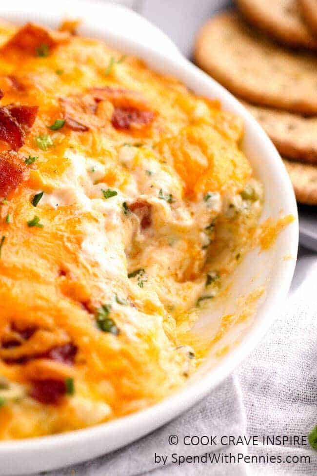 &iexcl;La salsa Hot Bacon Cheddar es caliente, cursi y llena de sabor! &iexcl;La salsa de fiesta perfecta para galletas o papas fritas!