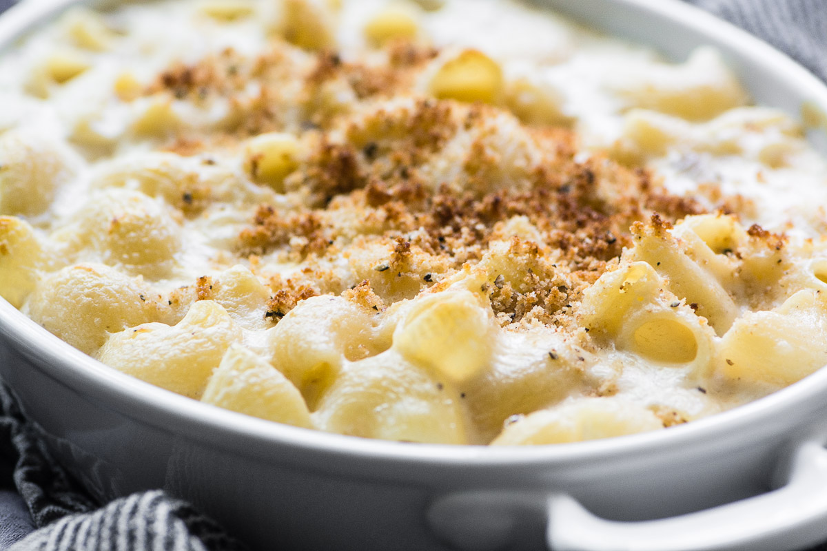 Trufas de macarrones con queso recién salidos del horno