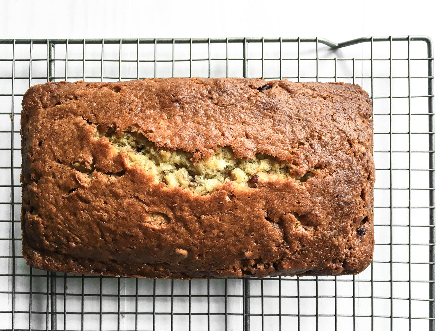 Un pan de plátano con chips de chocolate