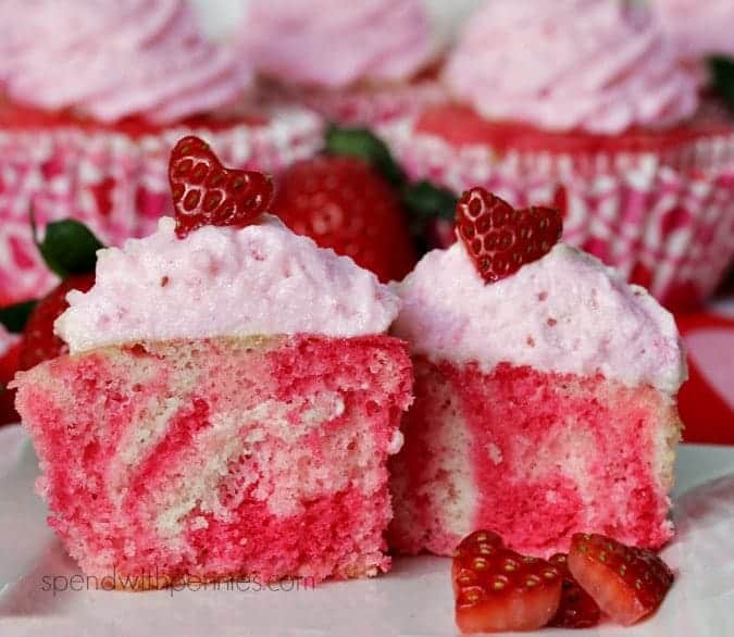 Cupcakes aux fraises avec glaçage aux fraises fraîches