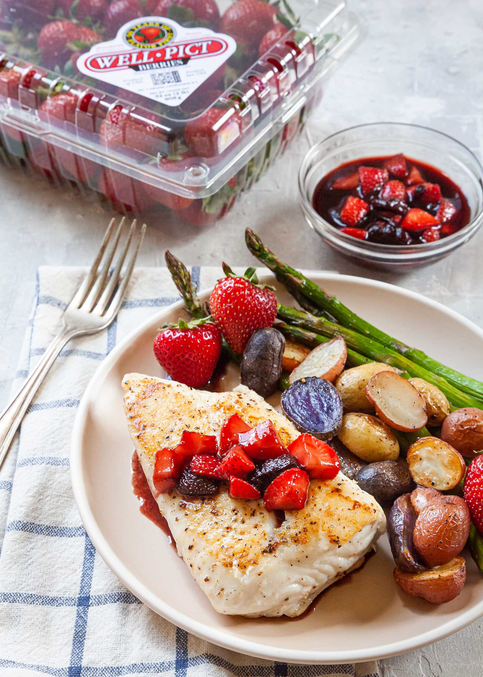 Flétan poêlé avec compote de petits fruits et légumes rôtis