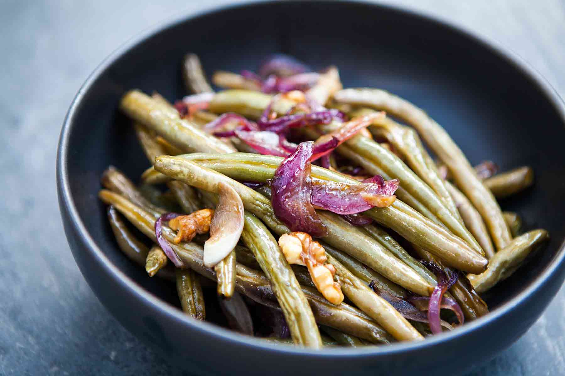 Roasted Green Beans with Onions and Walnuts