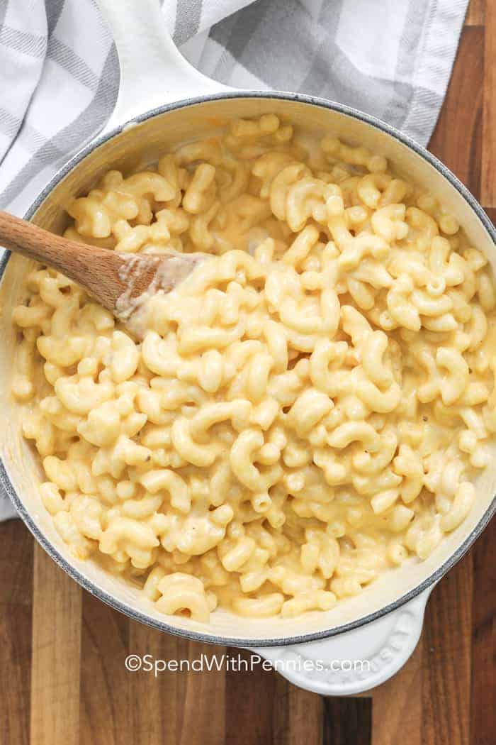 Macaroni et fromage crémeux sur la cuisinière (bouillis dans du lait)