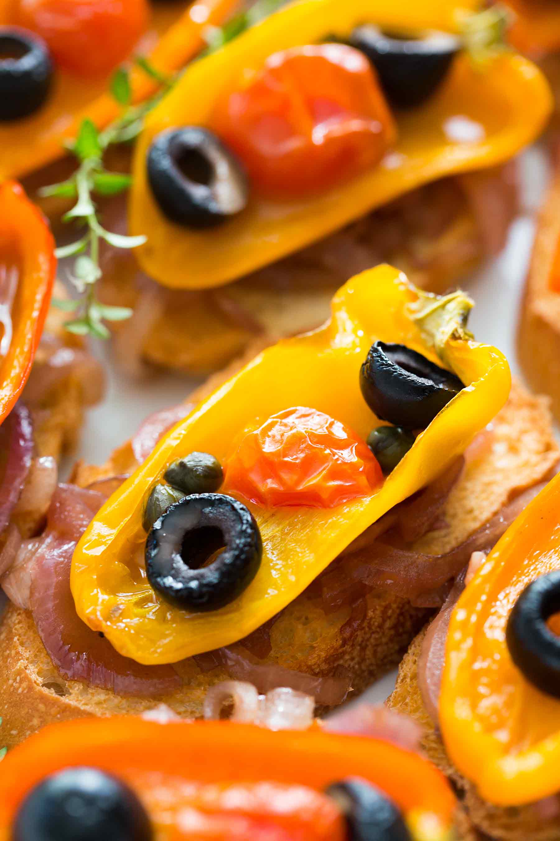 Mini-crostini aux poivrons rôtis farcis aux olives et oignons caramélisés