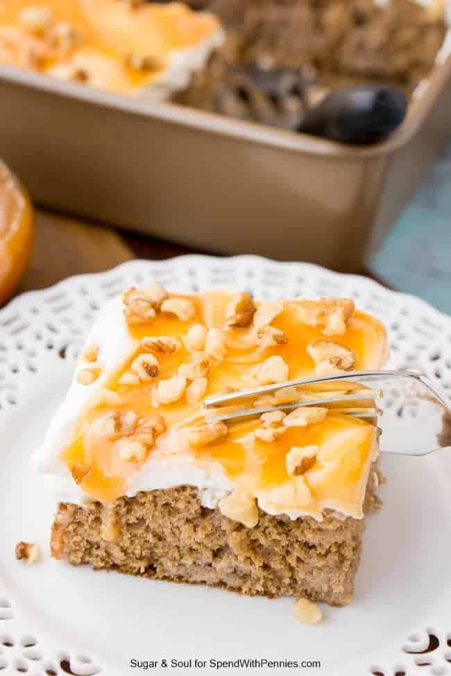 Poke Cake au caramel et aux épices