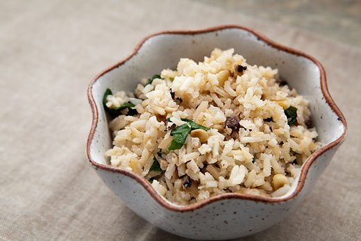 Riz pilaf aux champignons et noix de pin