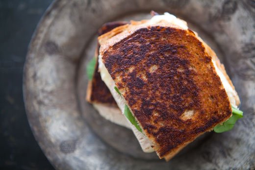Sandwich au fromage grillé à la dinde avec oignons marinés