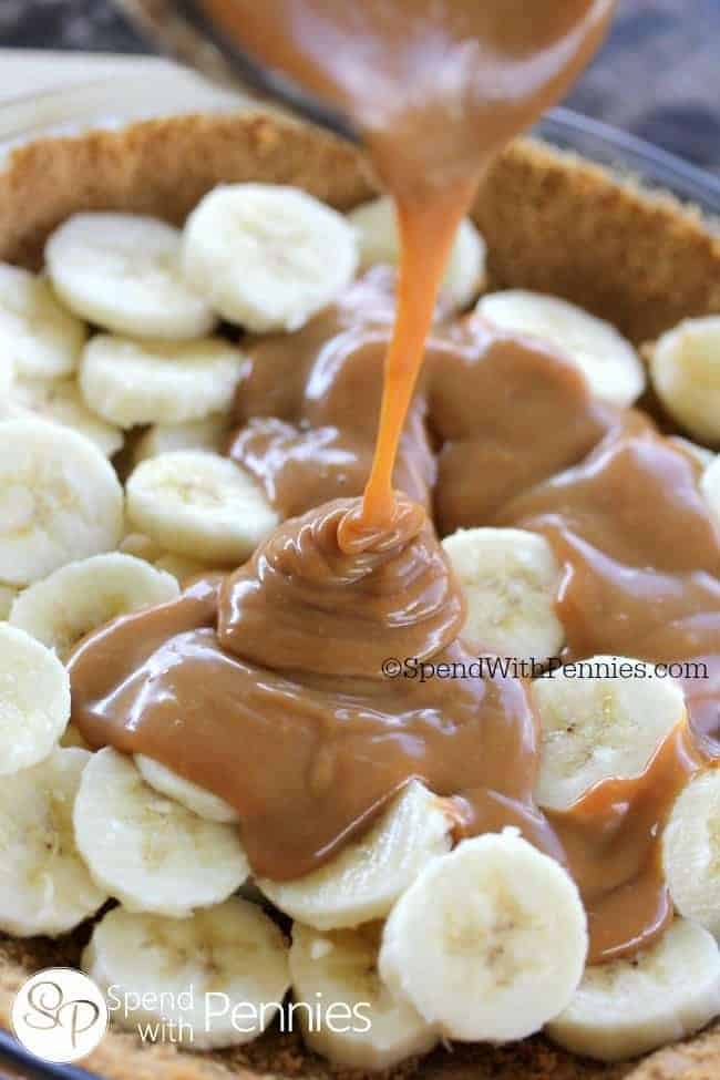 pouring caramel for banoffee pie