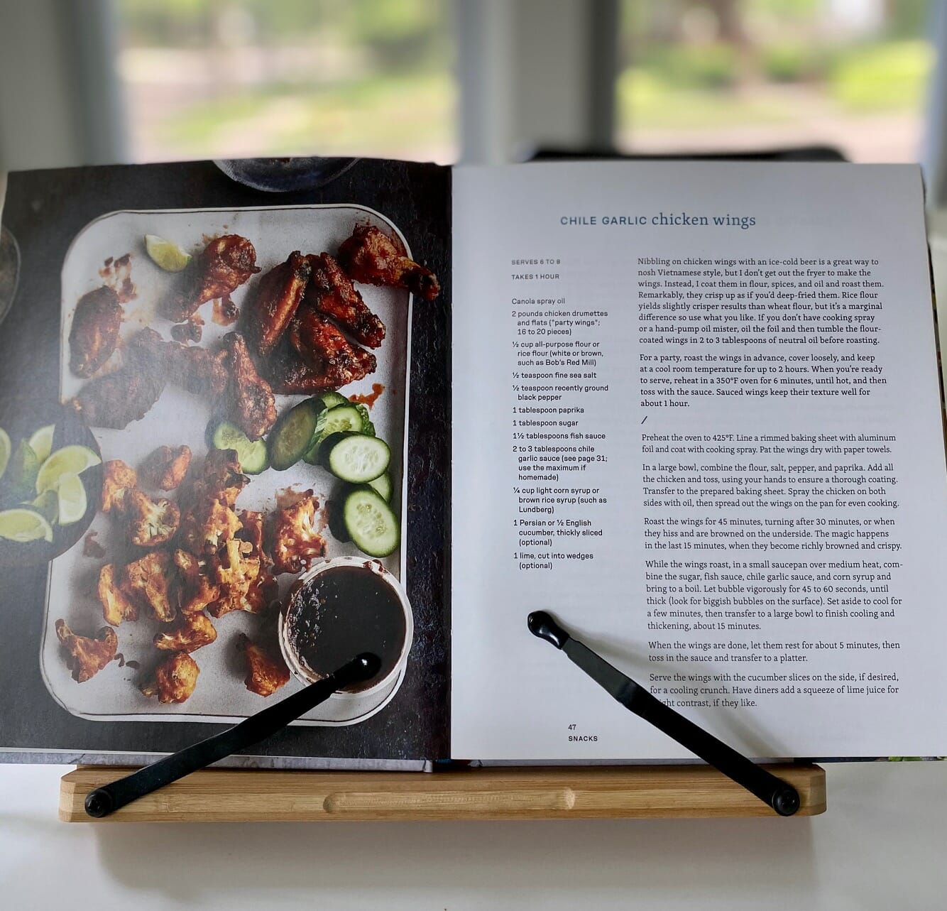 Une chose tout simplement formidable: ce support de livre de cuisine en bambou abordable
