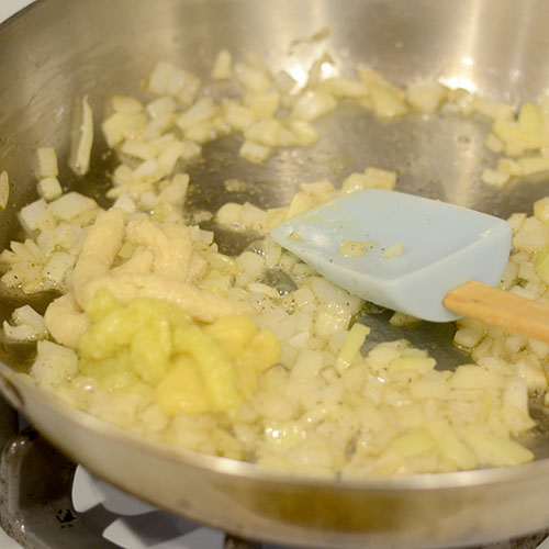 Mescolare la pasta e le cipolle Mescolare la pasta e le cipolle