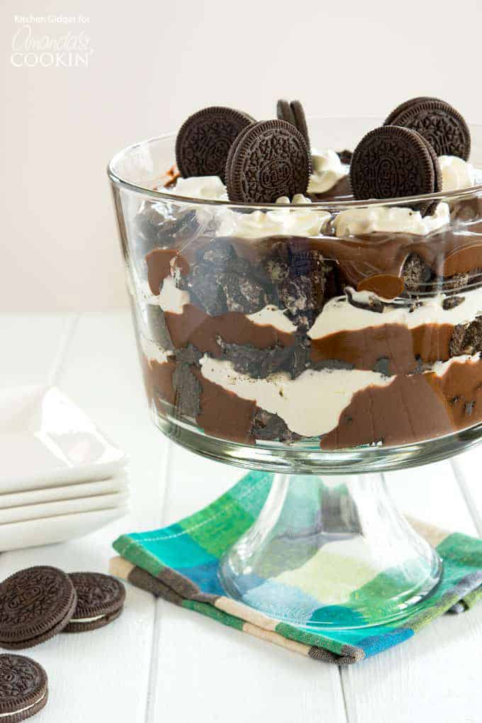 Fucile lasagna al cioccolato: budino al cioccolato, biscotti oreo e topping montato in una ciotola.