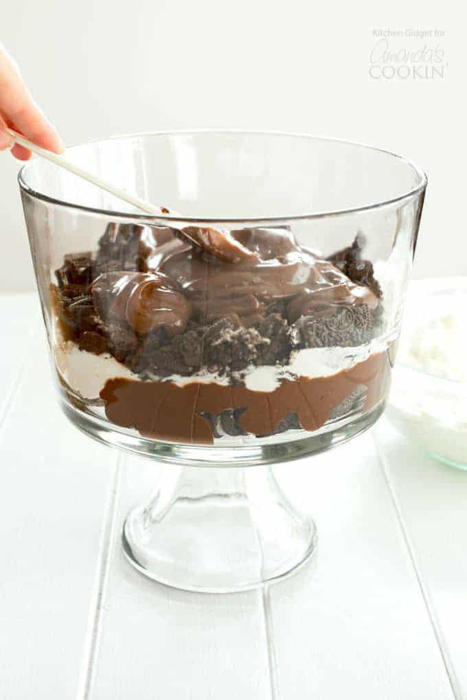 Stendere uno strato di budino al cioccolato su Oreo