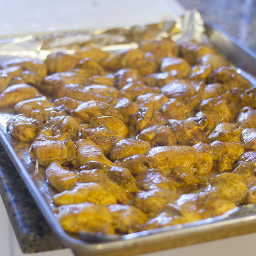 Pollo al forno sul vassoio 