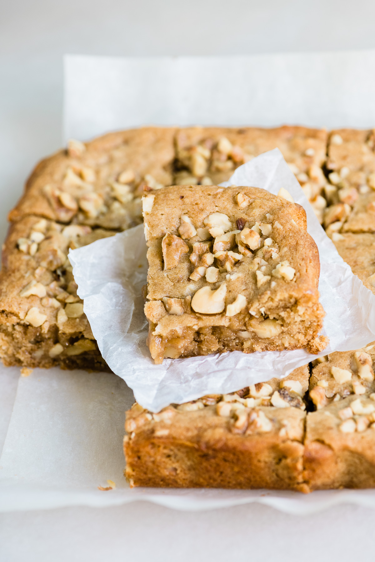 Blondies acero e noce, affettati e impilati