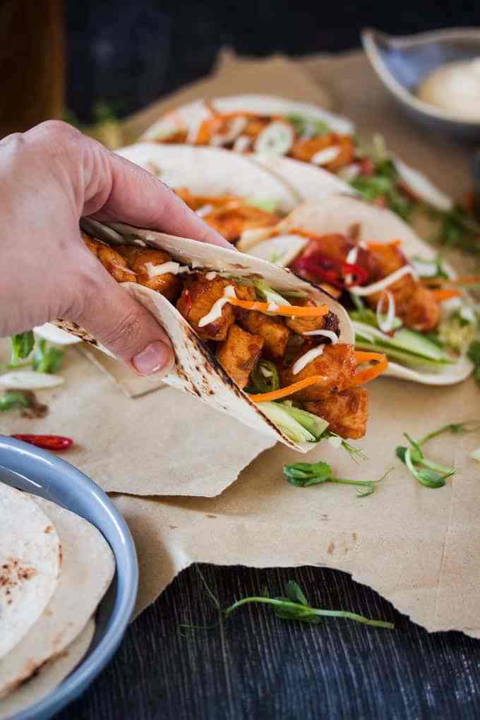 Tacos di pollo piccante coreano - I sapori coreani piccanti si combinano per rendere questi tacos di pollo piccanti coreani una cena di una settimana facile per la tua famiglia o un ottimo piatto da festa.