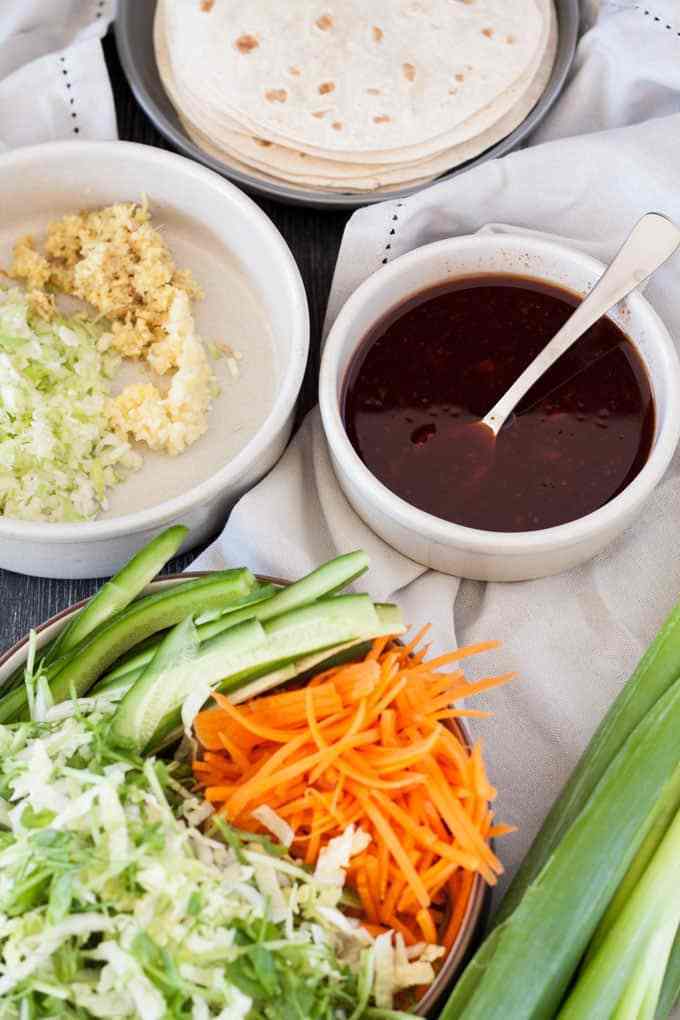 Insalata e condimenti piccanti coreani di taco di pollo