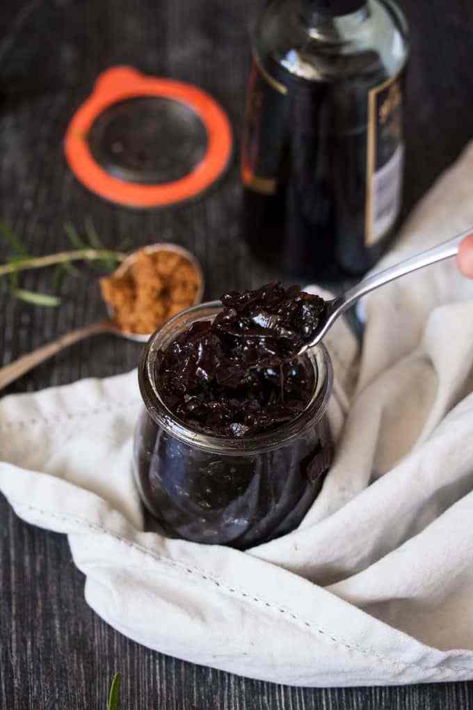 Condimento caramellato con cipolle, aceto balsamico e poco tempo