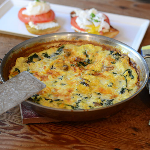 Frittata di uova con funghi, cipolle, spinaci e formaggio Frittata di uova con funghi, cipolle, spinaci e formaggio