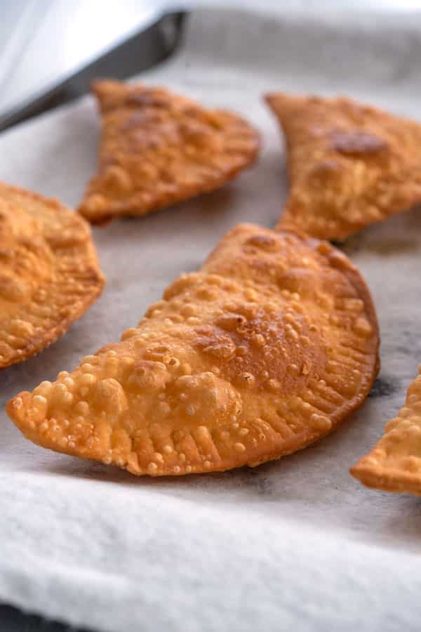 Polpette di pollo fritto di bufalo che scaricano su asciugamani di carta