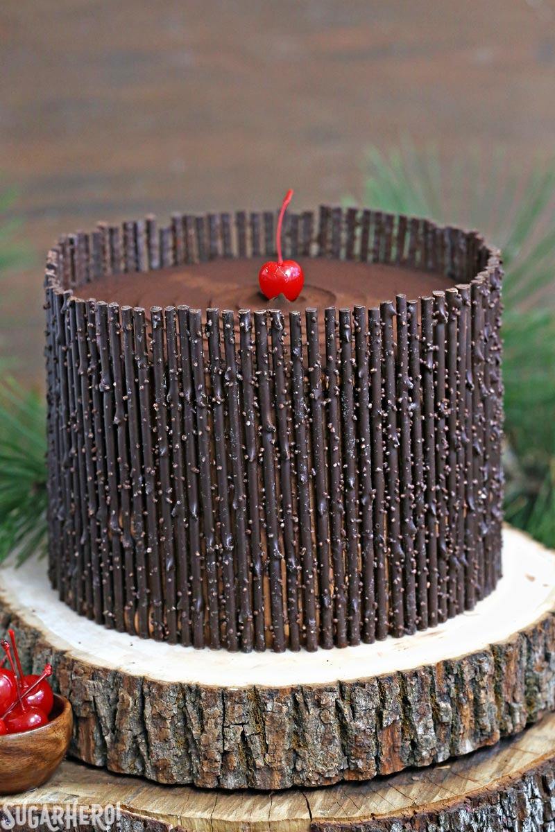 Black Forest Cake - la classica torta di ciliegie e cioccolato! Torta al cioccolato, ripieno di ciliegie e rametti di cioccolato! Il | Da SugarHero.com