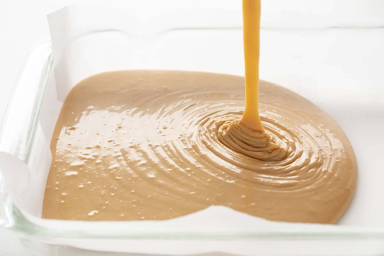Fondente cremoso di arachidi che viene versato nella padella