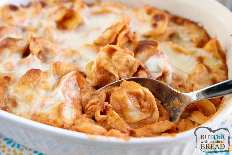 Tortellini al formaggio sono fatti con crema di formaggio, un barattolo di salsa di spaghetti, tortellini e mozzarella. Solo quattro ingredienti in questo semplice piatto di pasta delizioso!