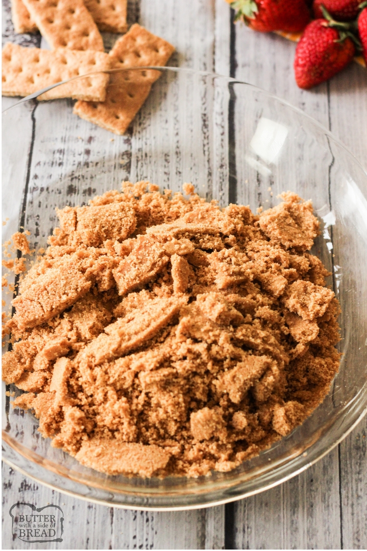 crosta di graham cracker in una tortiera