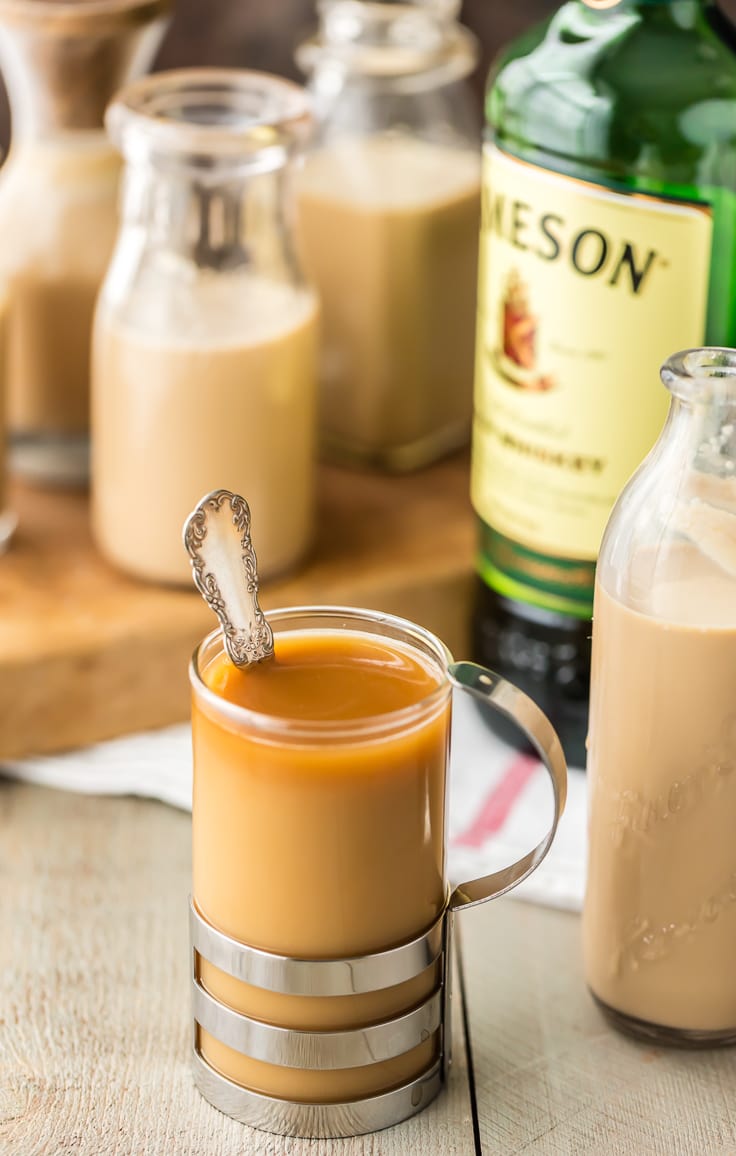 café irlandés en vaso