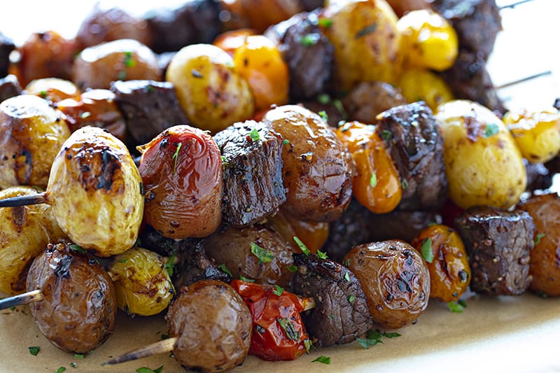 Brochetas de ajo y romero apiladas