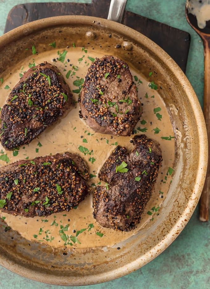 La bistecca alla padella con salsa di panna e brandy è la ricetta migliore per cucinare una bistecca in una padella! Questa bistecca di padella è condita con una salsa cremosa al brandy di peperoni di mais, perfetta per un re. Una volta che ho imparato a cucinare la bistecca in padella, non cucinerò mai il filetto mignon in nessun altro modo. La bistecca di pepe è la mia nuova ricetta preferita per la bistecca!