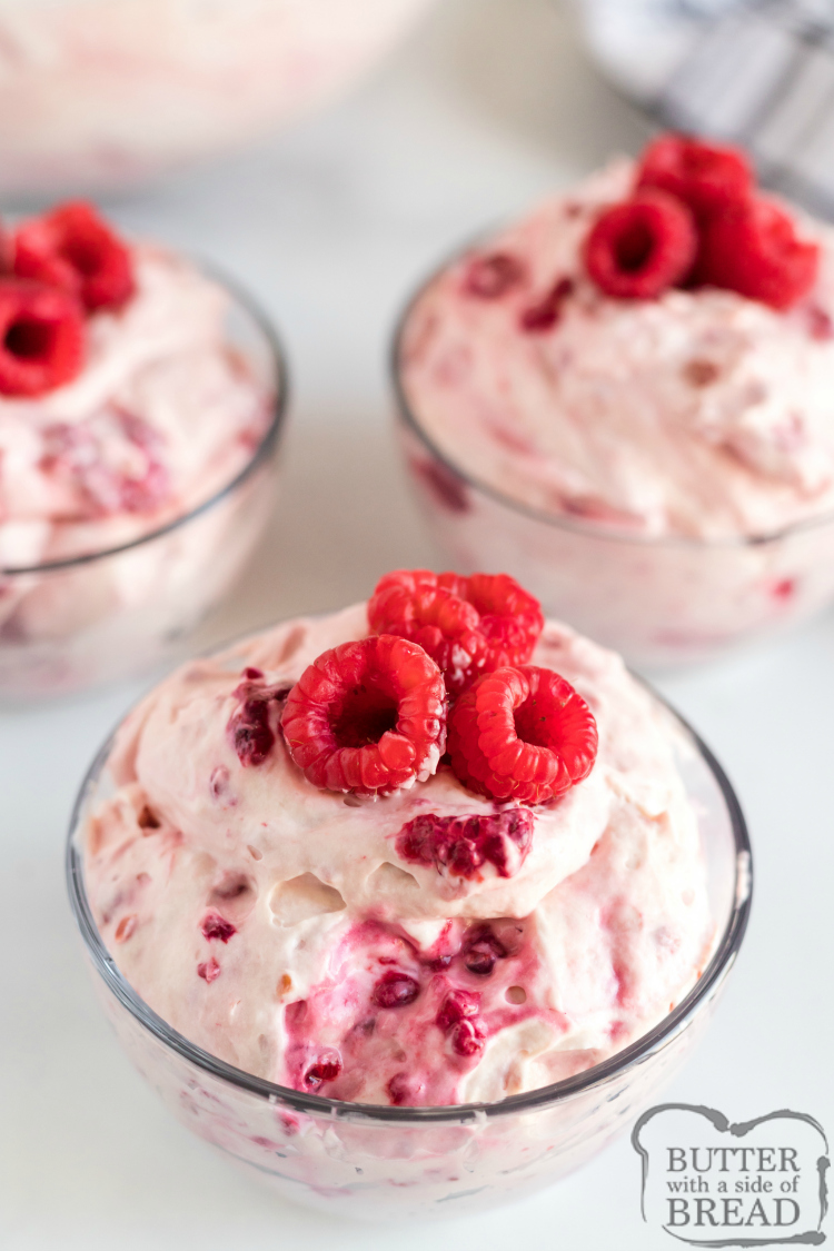 L'insalata di gelatina di lamponi alla vaniglia è una delle ricette di gelatina più semplici che tu abbia mai fatto, ed è perfetta come contorno o dessert. Questa ricetta richiede solo 4 ingredienti e 5 minuti, quindi è pronta per essere servita subito!