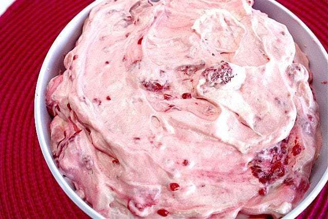 L'insalata di gelatina di lamponi alla vaniglia è una delle ricette più semplici che tu abbia mai fatto, ed è perfetta come contorno o anche come dessert! 
