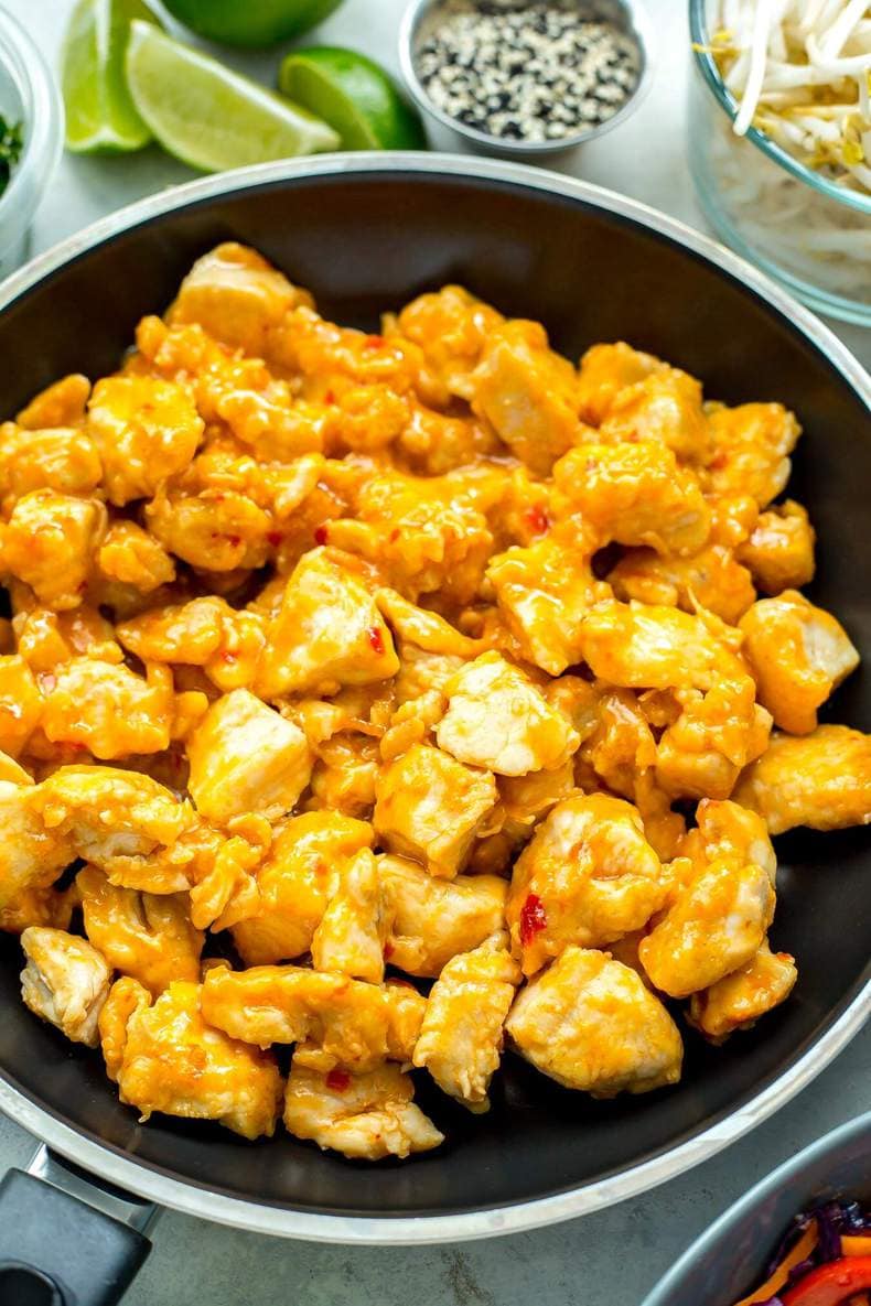 Ciotole tailandesi della preparazione dell'alimento di pollo con il peperoncino rosso dolce