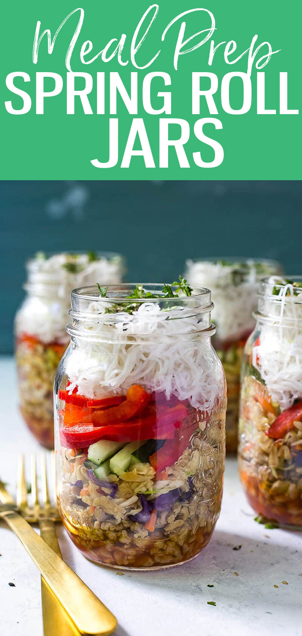 Questi vasetti di pollo Quick & Easy per involtini primavera sono la scelta perfetta per il pranzo. Montare in anticipo le tagliatelle, il pollo macinato e le verdure e aggiungere un po 'di salsa di peperoncino dolce per dare un calcio! #springroll #masonjars #mealprep
