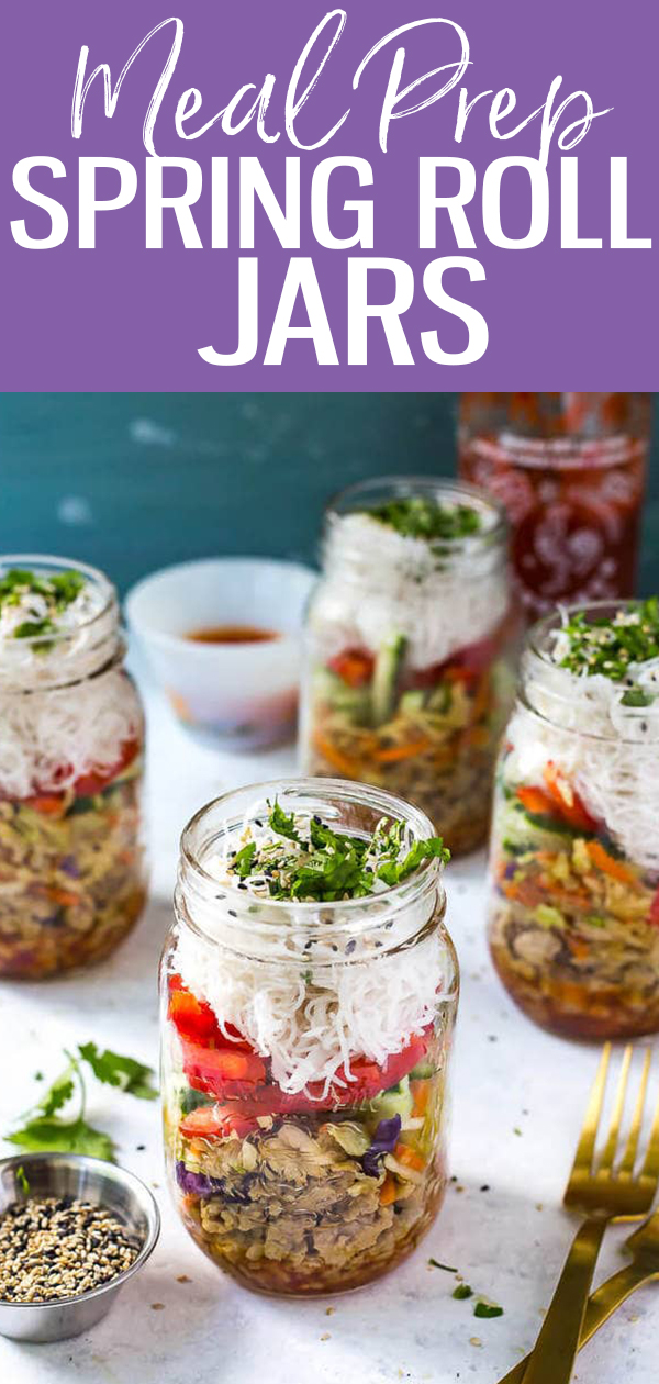 Questi vasetti di pollo Quick & Easy per involtini primavera sono la scelta perfetta per il pranzo. Montare in anticipo le tagliatelle, il pollo macinato e le verdure e aggiungere un po 'di salsa di peperoncino dolce per dare un calcio! #springroll #masonjars #mealprep