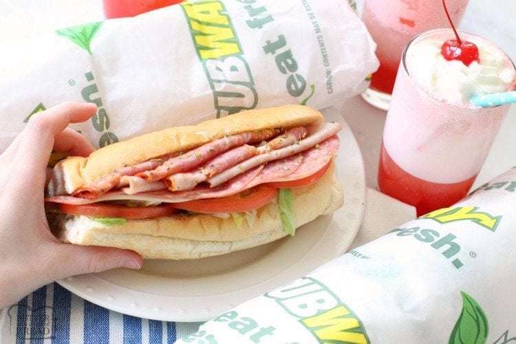 Cherry Italian Cream Soda con il nuovo Sandwich Hero italiano di Subway ~ 