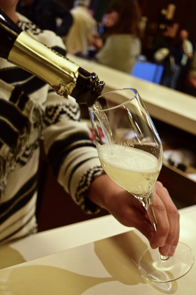 La cava è prodotta usando la stessa tecnica dello champagne.