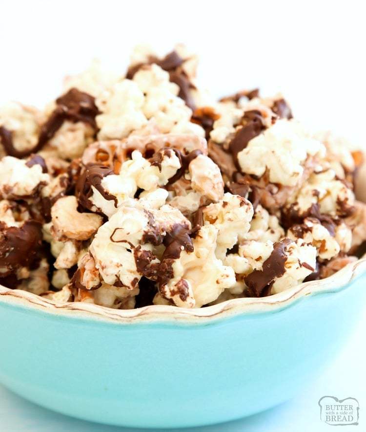 Popcorn al cioccolato a base di cioccolato bianco e semi-dolce, salatini e anacardi! La nostra ricetta semplice per preparare popcorn al cioccolato bianco è la combinazione perfetta di salato e dolce.