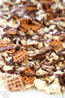 Popcorn al cioccolato a base di cioccolato bianco e semi-dolce, salatini e anacardi! La nostra ricetta semplice per preparare popcorn al cioccolato bianco è la combinazione perfetta di salato e dolce.