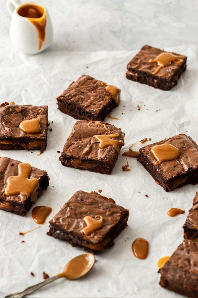 Brownies al cioccolato con corona di caramello di Sugar Salt Magic. Brownies al cioccolato spessi e densi con un pizzico di caramello