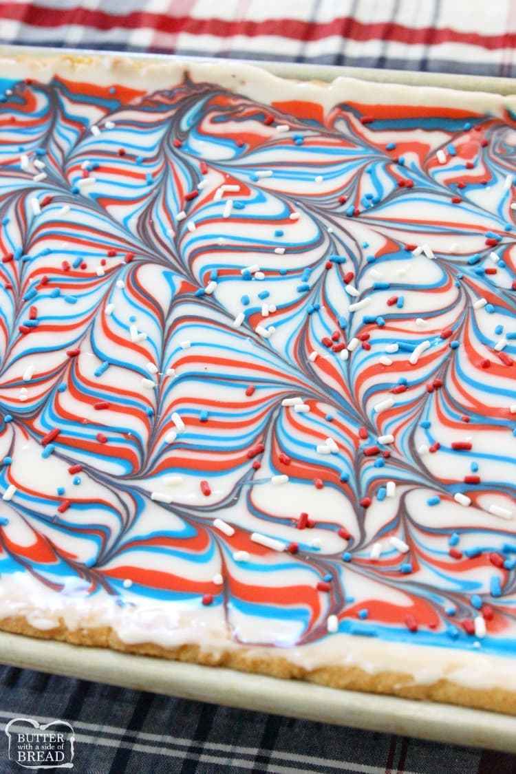 Divertenti barrette di biscotti patriottiche realizzate con glassa rossa, bianca e blu che le rende perfettamente festive! Ricetta Easy Sugar Cookie Bar per il 4 luglio e il Memorial Day.
