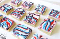 Divertenti barrette di biscotti patriottiche realizzate con glassa rossa, bianca e blu che le rende perfettamente festive! Ricetta Easy Sugar Cookie Bar per il 4 luglio e il Memorial Day.