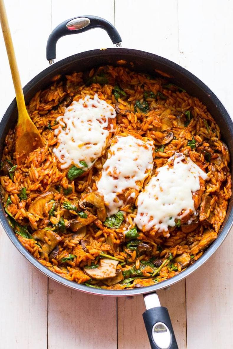 Una padella di pollo al parmigiano