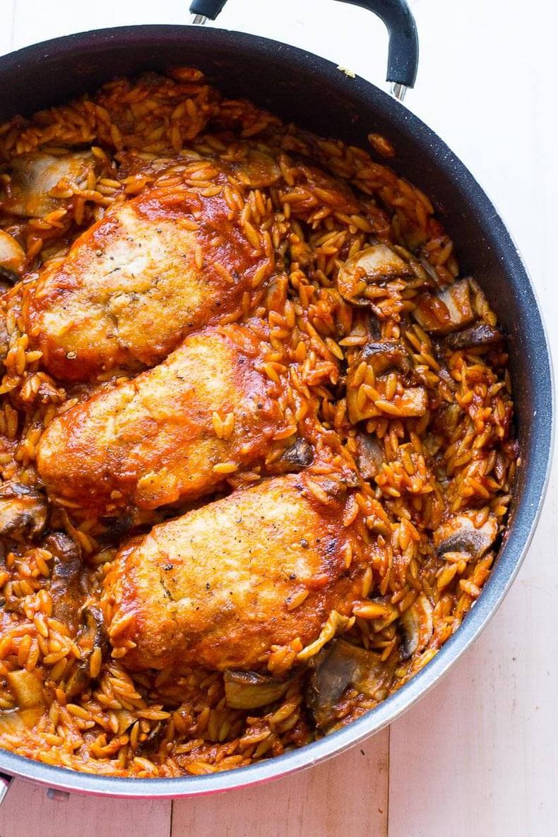 Una padella di pollo al parmigiano