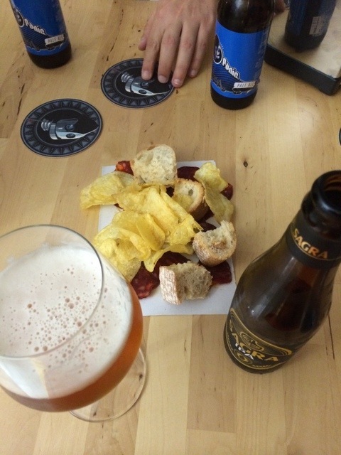 Uno dei posti dove bere birra artigianale a Malaga, nel quartiere di SoHo, è il Rincon del Cervecero. Adoriamo il fatto che ci abbiano portato patatine e chorizo! con i nostri drink!