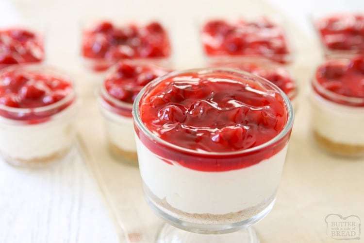 mini cheesecake di ciliegia non cotte; Cheesecakes con ciliegia e cioccolato bianco sono un mini dessert perfetto per ogni momento. Non c'è cottura e puoi metterli in qualsiasi contenitore! Questa semplice ricetta mini cheesecake senza cottura è ottima in qualsiasi momento! 