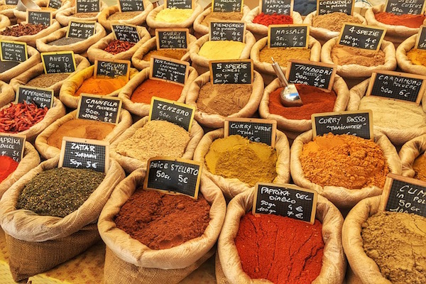 Alcuni dei nostri negozi preferiti a Santiago hanno a che fare con il cibo. Questo è uno dei migliori in città per spezie artigianali, noci e pasta. Lo shopping è sempre una cosa divertente a Santiago in inverno!