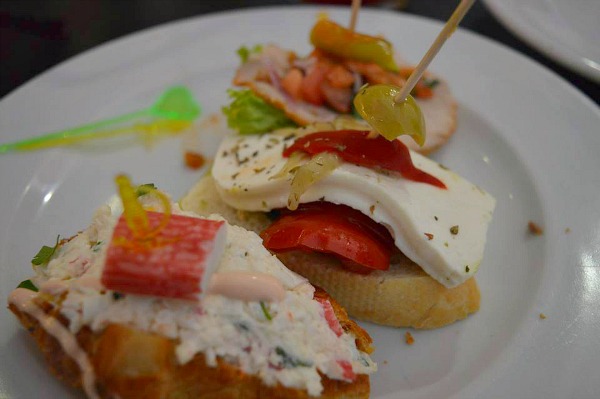 Dove mangiare vicino al porto crocieristico di Malaga? I pintxos sono deliziose tapas servite sul pane!