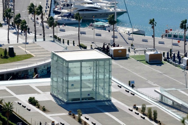 Dove mangiare vicino al porto crocieristico di Malaga? Un posto con questa bellissima vista sul porto è perfetto!
