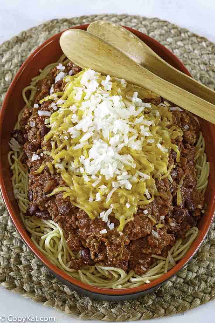 un piatto di peperoncino a cinque vie con spaghetti, peperoncino, formaggio, cipolla e altro ancora